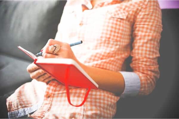 mujer escribiendo