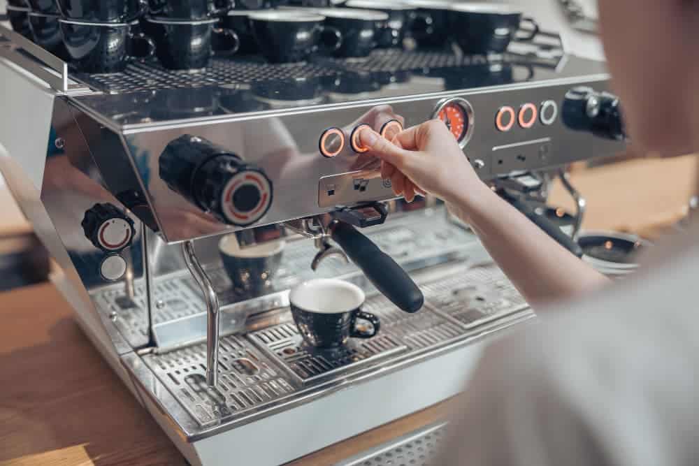 barista joven maquina cafe